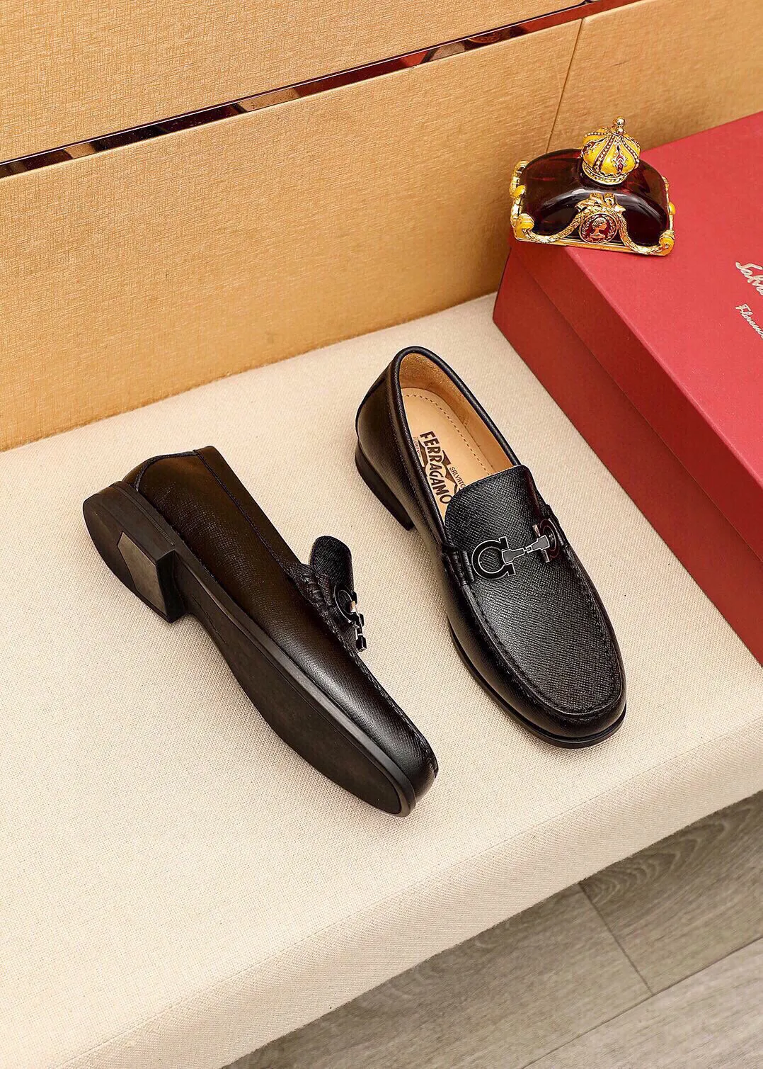 Men's shoes 💰480 💐 Product trademark: Ferragamo "Ferragamo" casual leather shoes Regular size: 38-44 (45🉑️customized) Product materials: Selected imported first-layer cross-grain cowhide leather upper + luxury hardware buckle, imported water-dyed cowhide leather lining. Strong three-dimensional visual effect, original outsole color: 4⃣️seed leather materials available